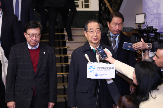 한덕수 국무총리가 28일 오후(현지시간) 프랑스 파리 외곽 팔레 데 콩그레에서 열린 제173차 국제박람회기구(BIE) 총회에서 2030년 세계박람회 개최지 선정 투표결과 부산이 탈락한 뒤 기자회견을 하고 있다. 왼쪽은 박형준 부산시장, 연합뉴스